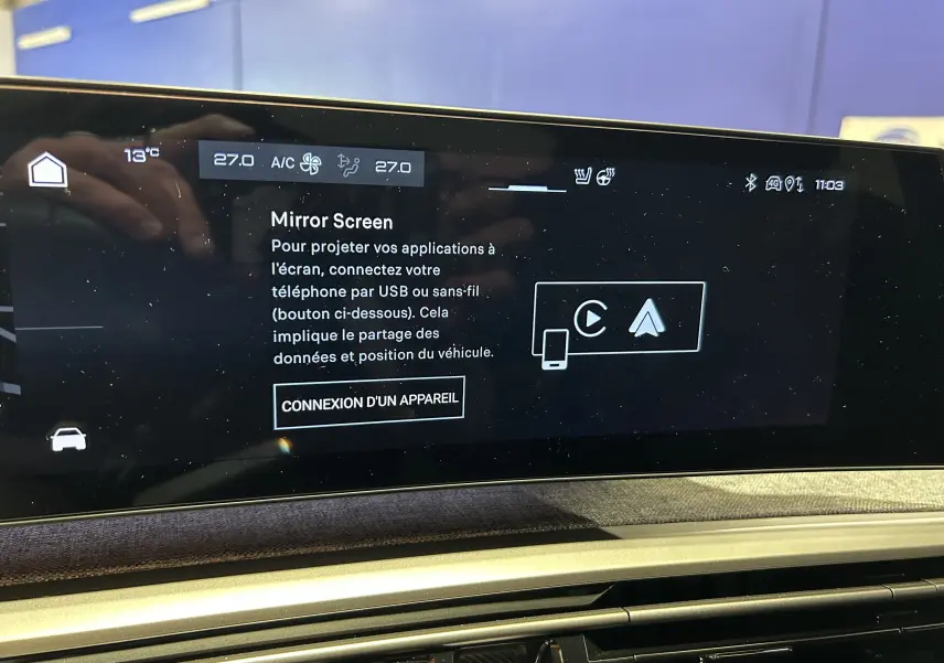 Écran tactile central du Peugeot 3008 blanc, affichant la fonction Mirror Screen avec commandes climatisation visibles.