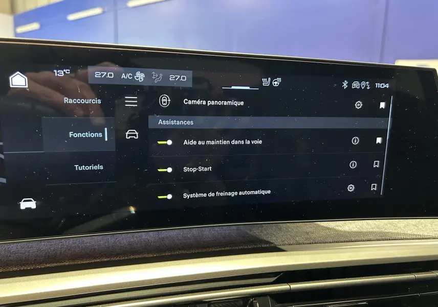 Écran tactile intérieur du Peugeot 3008 blanc, affichant les assistances à la conduite et la climatisation.
