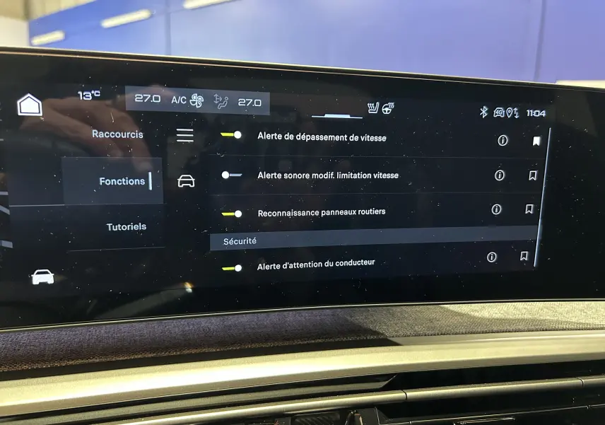 Écran tactile central du Peugeot 3008 Hybrid 2025 affichant les réglages d’alerte et sécurité intérieure.