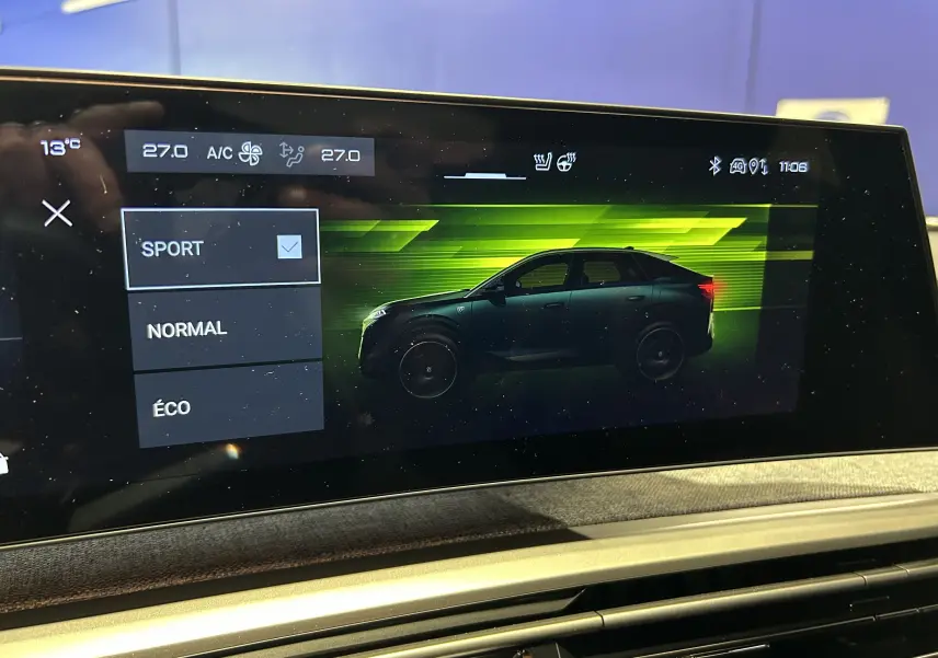 Écran tactile intérieur montrant le profil droit stylisé d’un Peugeot 3008 hybride en mode Sport.