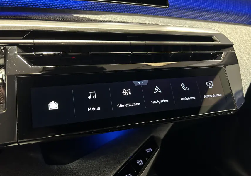 Écran tactile central du tableau de bord du Peugeot 3008 blanc, affichant les menus Média, Climatisation, Navigation, Téléphone et Mirror Screen.