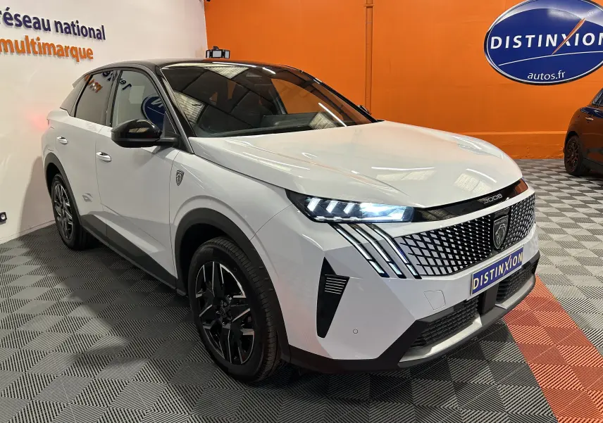 Peugeot 3008 III Hybrid blanc Okenite, vue 3/4 avant droit, phares LED allumés et calandre distinctive.