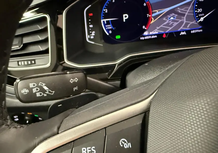 Gros plan sur le volant et le combiné d'instruments digital du Volkswagen Taigo 1.5 TSI R-Line, affichage en mode parking.