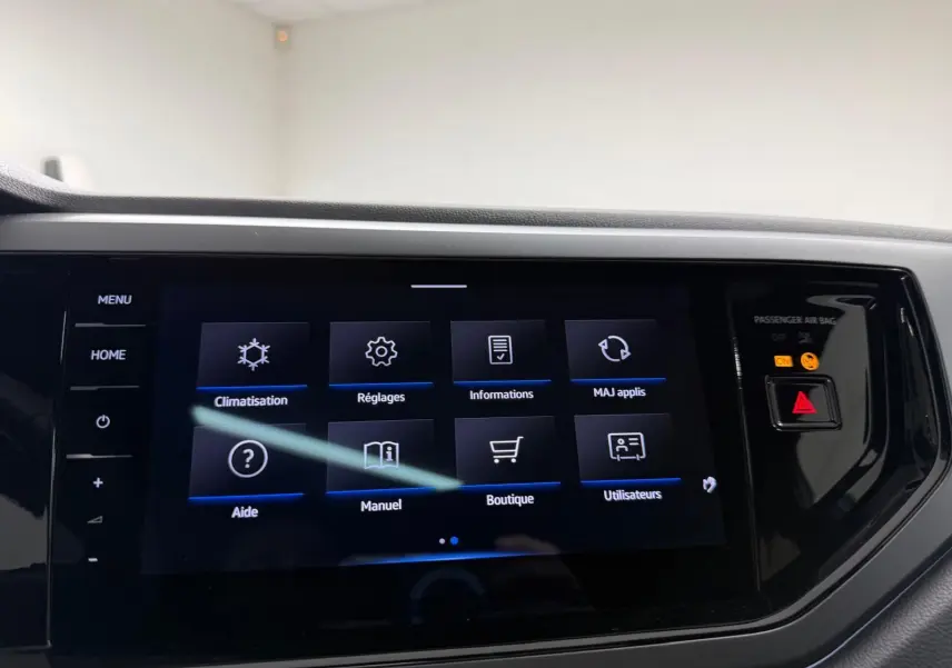 Écran tactile central du système infotainment Discover Pro dans un Volkswagen Taigo blanc, vue intérieure frontale.