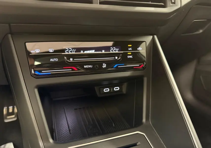 Détail de la console centrale du Volkswagen Taigo 2025 avec commandes climatisation digitale bi-zone et ports USB-C.