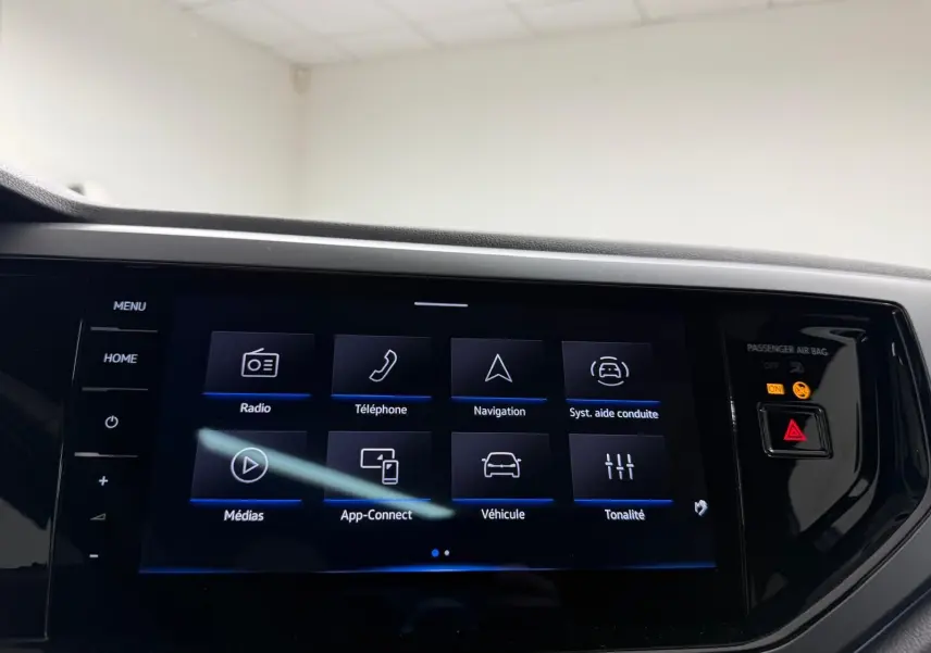 Écran tactile central du Volkswagen Taigo 2025 affichant les options radio, téléphone, navigation et aide à la conduite.