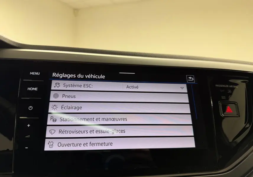 Écran tactile central du Volkswagen Taigo 2025 affichant les réglages du véhicule dans un intérieur noir.