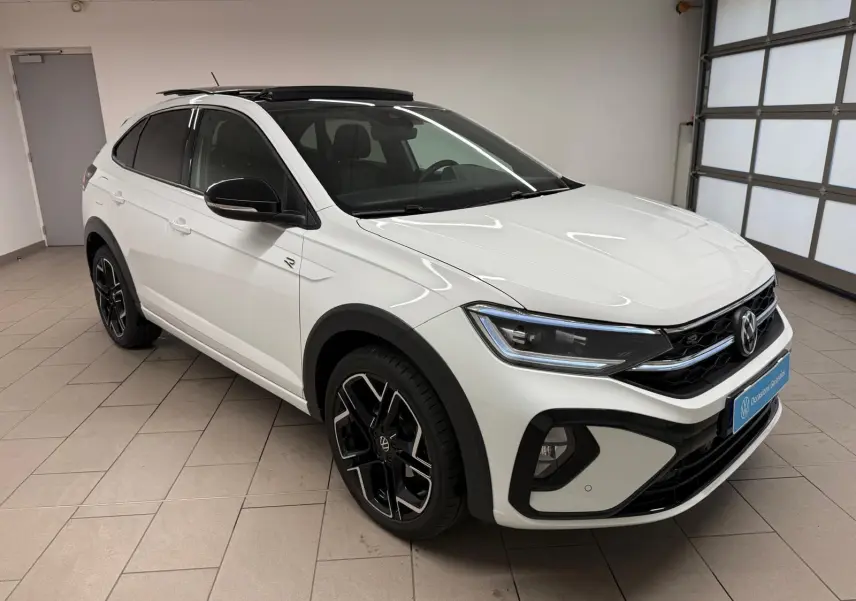 Volkswagen Taigo blanc pur toit noir en 3/4 avant droit avec jantes R-Line et toit ouvrant électrique visible.