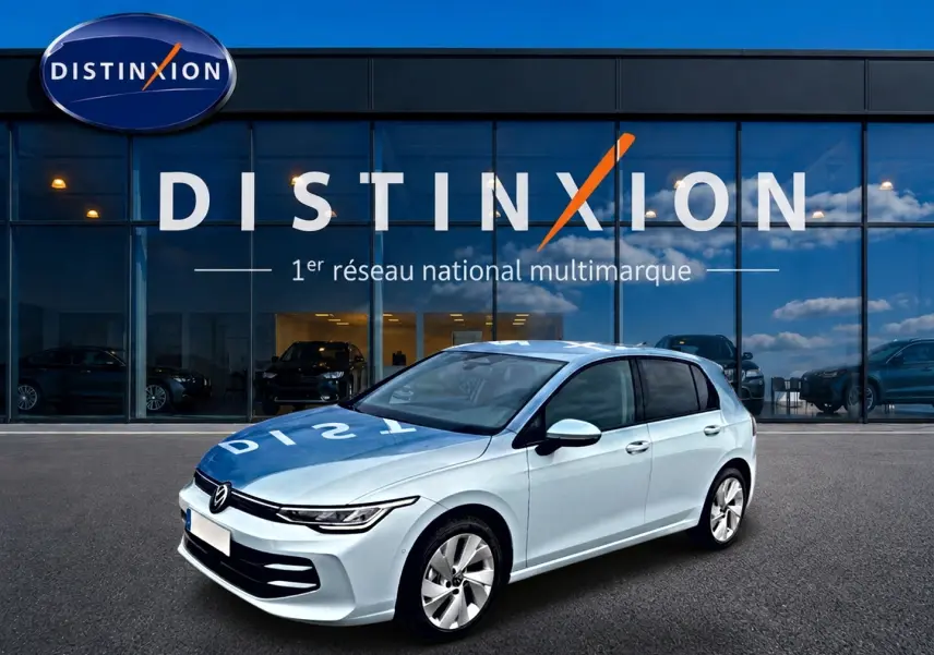 Volkswagen Golf 1.5 etsi evo2 116 life bleu glacier vue 3/4 avant avec jantes alu 17 pouces devant showroom Distinxion.