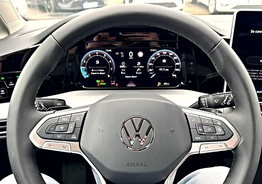 Vue rapprochée du volant noir et du tableau de bord digital de la Volkswagen Golf 1.5 eTSI evo2 116 Life 2026.