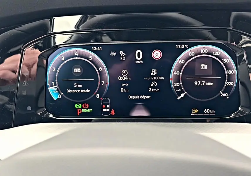 Vue rapprochée du tableau de bord numérique de la Volkswagen Golf 1.5 ETSI Evo2 2026, affichage clair et moderne.