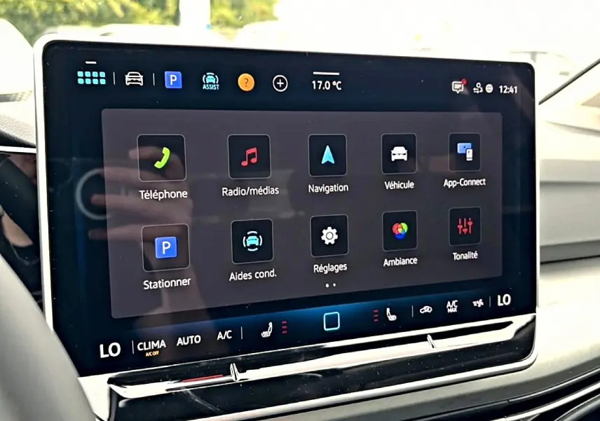 Écran tactile central de la Volkswagen Golf 1.5 ETSI Evo2 116 Life 2026 affichant les menus de navigation et médias.