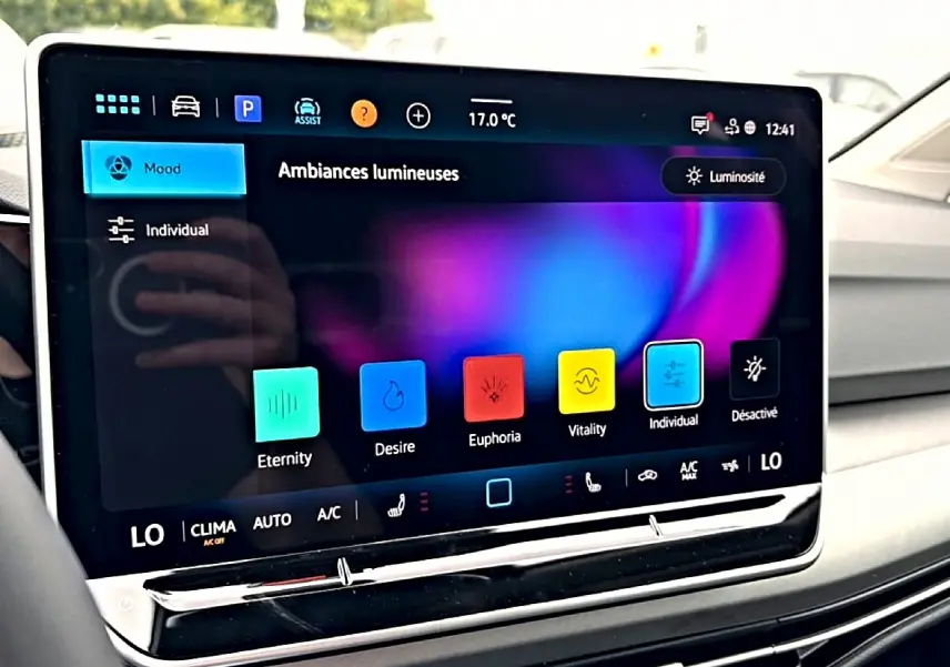 Écran tactile central de la Volkswagen Golf 2026 montrant les options d'ambiances lumineuses colorées dans l'habitacle.