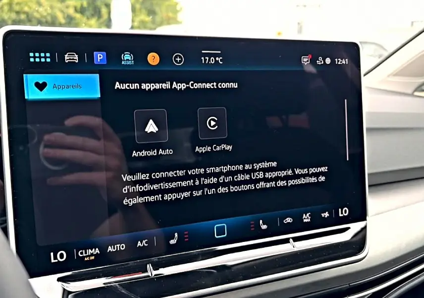 Écran tactile central affichant la connexion Android Auto et Apple CarPlay dans l’habitacle d’une Volkswagen Golf 2026.