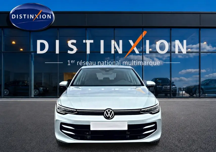 Vue frontale d'une Volkswagen Golf 1.5 etsi evo2 116 life dsg7 bleu glacier, avec calandre noire et logo VW bien visible.