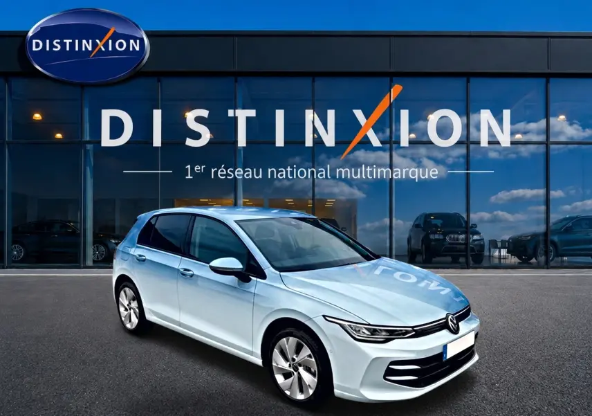 Volkswagen Golf 1.5 etsi evo2 bleu glacier en 3/4 avant droit devant showroom Distinxion.