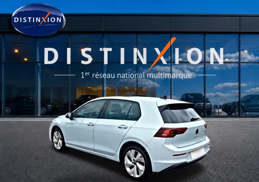 Volkswagen Golf 1.5 etsi evo2 116 life bleu glacier vue 3/4 arrière droit, jantes alu 17 pouces, vitres arrière surteintées.