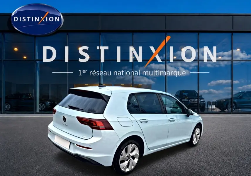 Volkswagen Golf 1.5 ETSI evo2 bleu glacier vue 3/4 arrière droit avec vitres arrière surteintées.