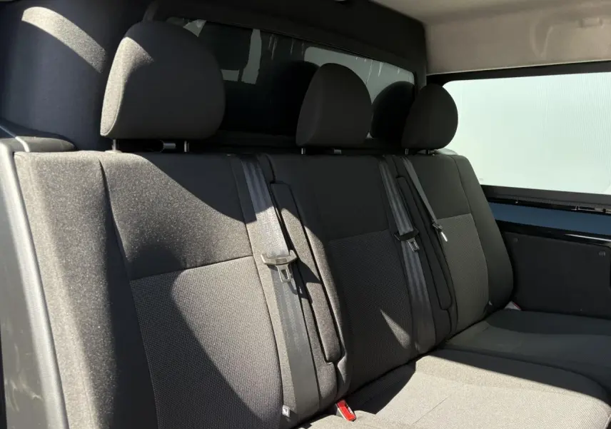 Banquette arrière noire vue de côté gauche dans un Citroën Jumpy M Cabine Approfondie 2026, 6 places.