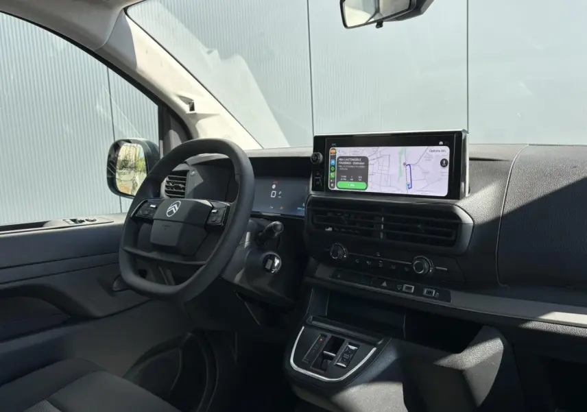 Intérieur du Citroën Jumpy 2026 vu côté conducteur, tableau de bord noir avec écran tactile 10'' et volant multifonction.
