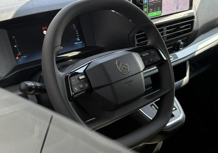 Vue intérieure centrée sur le volant noir du Citroën Jumpy 2026 avec écran tactile et commandes intégrées.