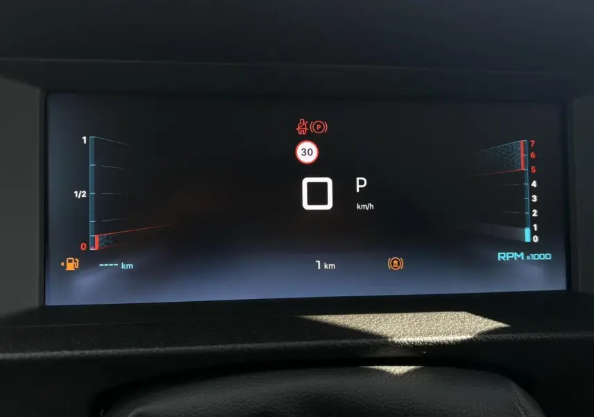 Affichage numérique du tableau de bord du Citroën Jumpy noir, indiquant 1 km et vitesse à 0 km/h en mode parking.