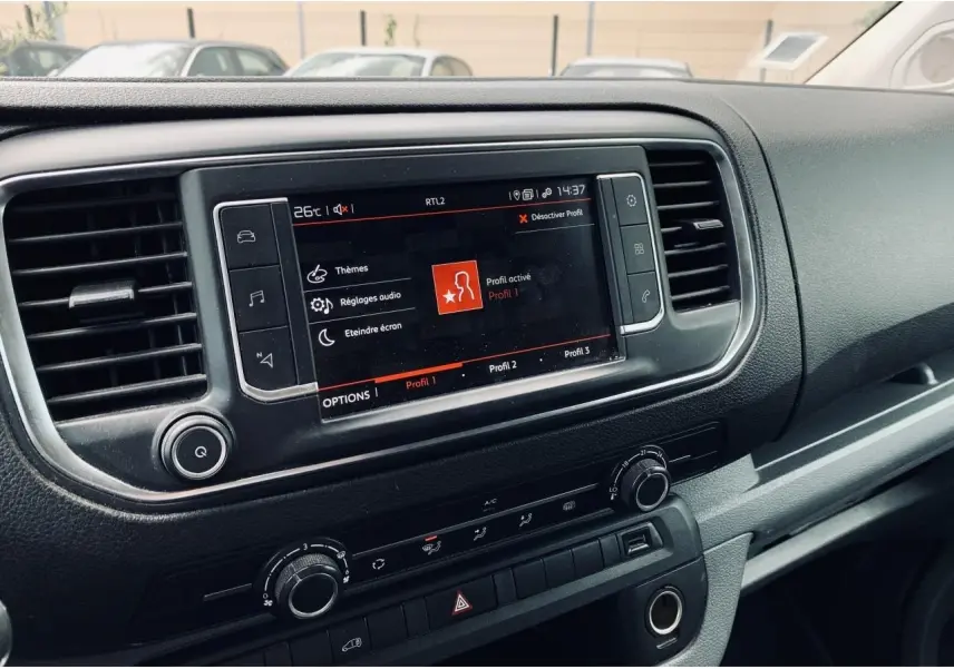 Tableau de bord du Citroën Jumpy XL 2020 avec écran tactile 7 pouces et commandes de climatisation en gros plan.