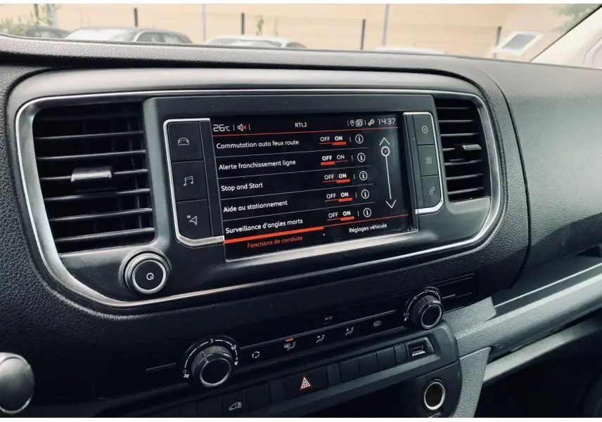Tablette tactile 7 pouces du tableau de bord du Citroën Jumpy XL blanc, affichant les aides à la conduite.