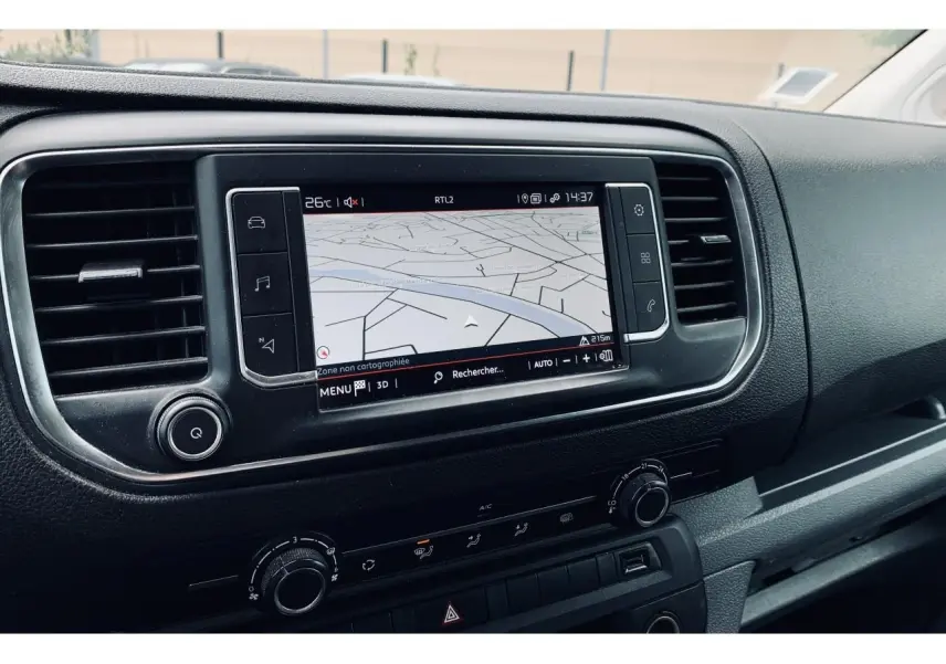 Tablette tactile 7 pouces avec navigation GPS intégrée sur le tableau de bord noir du Citroën Jumpy XL blanc.