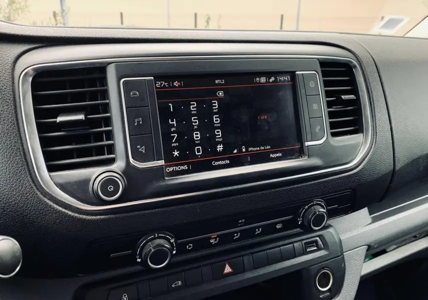 Vue rapprochée de la console centrale du Citroën Jumpy XL 2020, écran tactile et commandes de climatisation visibles.