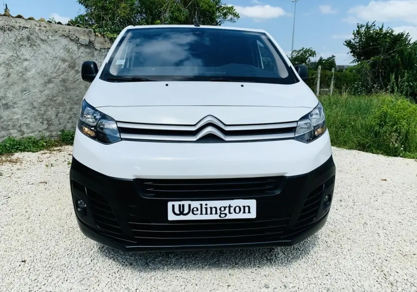 Vue frontale d'un utilitaire Citroën Jumpy XL blanc avec pare-chocs noir et plaque personnalisée Wellington.