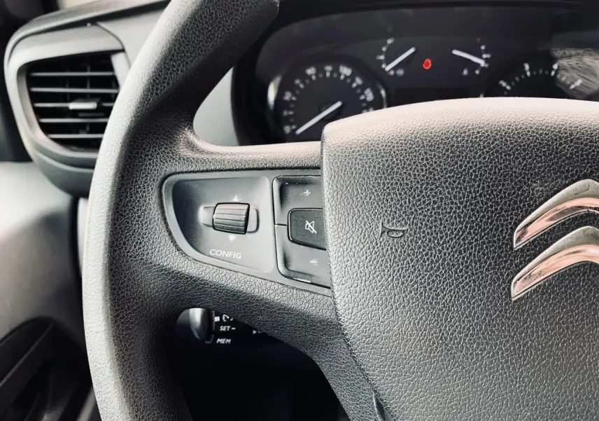 Gros plan sur le volant noir de la Citroën Jumpy XL 2020 avec commandes intégrées et logo chromé visible.