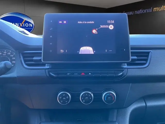 Vue intérieure du tableau de bord du Renault Kangoo Van TCE 100 Grand Confort 2023, écran tactile central et commandes climatisation visibles.
