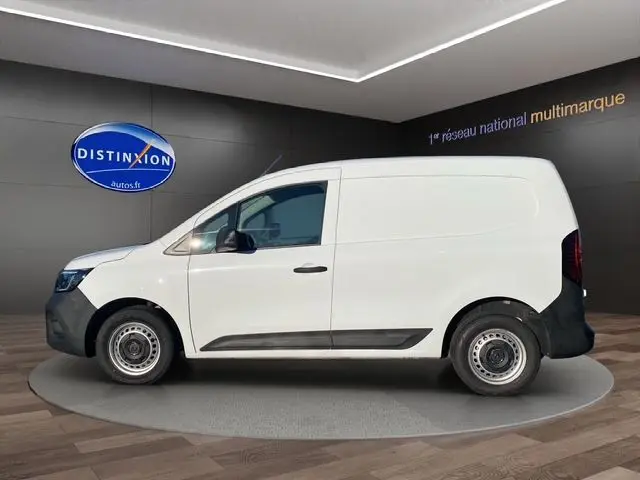 Vue latérale droite d’un Renault Kangoo Van TCE 100 blanc, version 2023 avec kit bois et détails noirs sur bas de caisse.