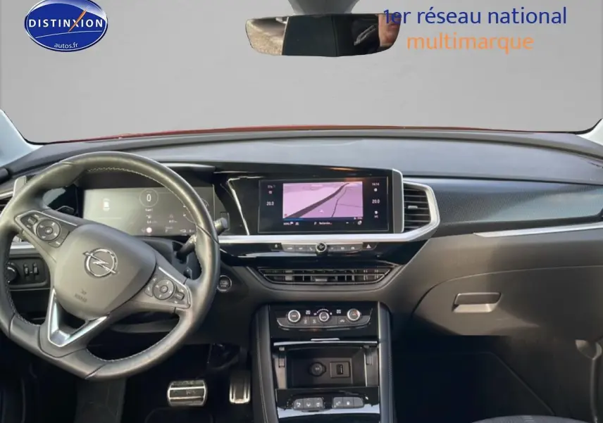 Vue intérieure avant de l'Opel Grandland 1.6 turbo hybride 2024, tableau de bord avec écran tactile et volant multifonction.