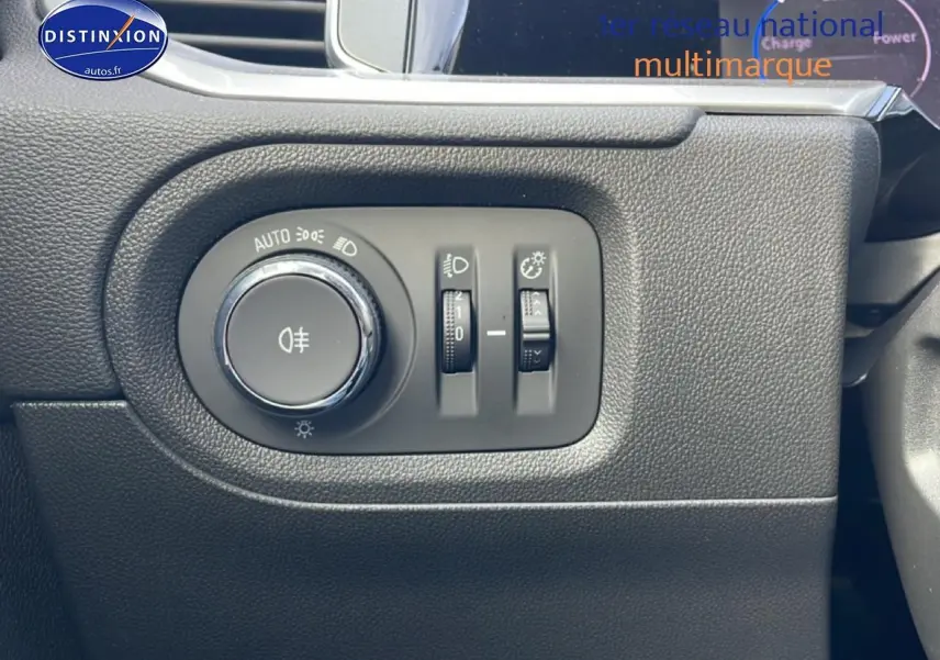 Gros plan sur les commandes d'éclairage du tableau de bord de l'Opel Grandland 2024, finition noire.