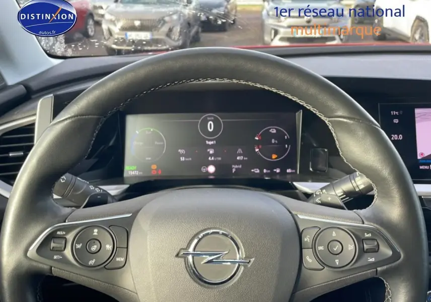 Vue rapprochée du volant multifonction noir de l’Opel Grandland 2024 avec tableau de bord numérique allumé.