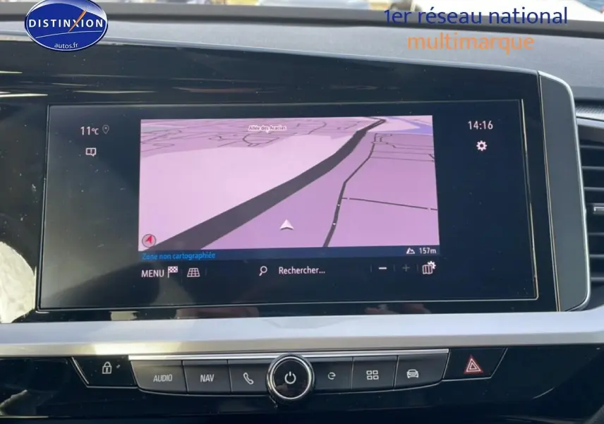 Vue rapprochée de l’écran tactile du GPS dans l’habitacle de l’Opel Grandland rouge 2024.