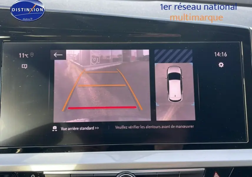 Écran tactile intérieur montrant la caméra de recul et l'affichage 360° du Grandland rouge, vue arrière.
