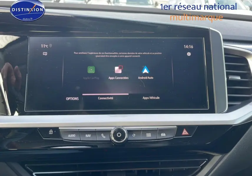 Vue rapprochée de l’écran tactile central du tableau de bord de l’Opel Grandland 2024, affichant les options Apple CarPlay et Android Auto.