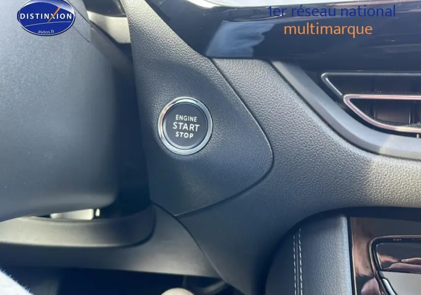 Détail intérieur du tableau de bord de l’Opel Grandland hybride 2024, bouton démarrage start/stop visible.