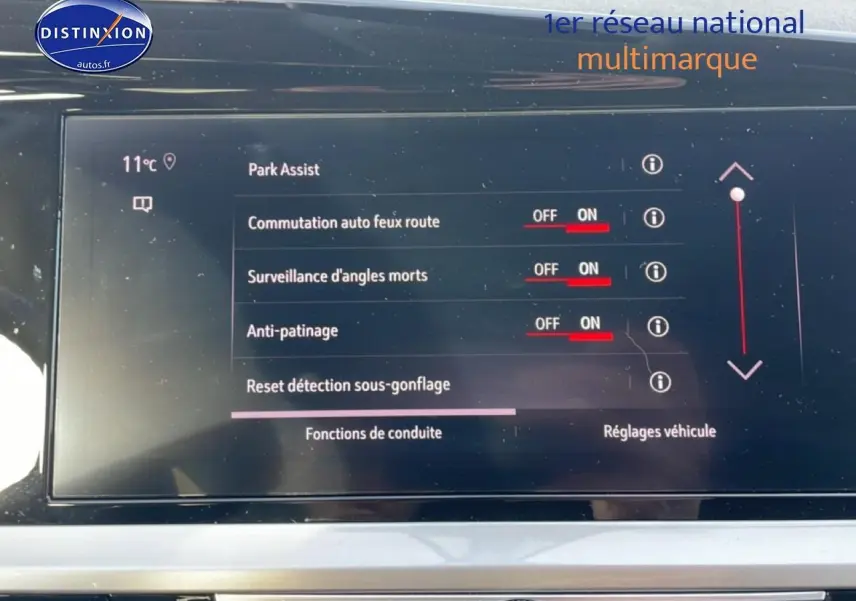 Écran tactile intérieur affichant les réglages d’aide à la conduite du SUV Opel Grandland 2024.