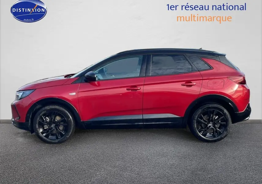 Profil droit d’un Opel Grandland 2024 rouge avec jantes noires et toit noir sur fond neutre.