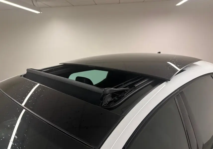 Toit ouvrant panoramique ouvert sur une CUPRA Leon blanc Nevada, vue en léger plongé côté droit.