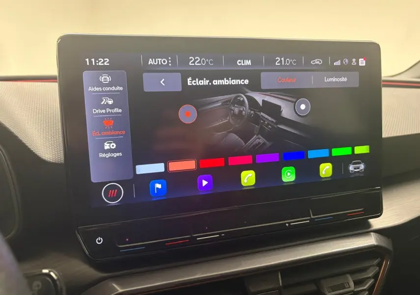 Écran tactile central affichant les réglages d’éclairage d’ambiance dans l’habitacle d’une CUPRA Leon 2024.