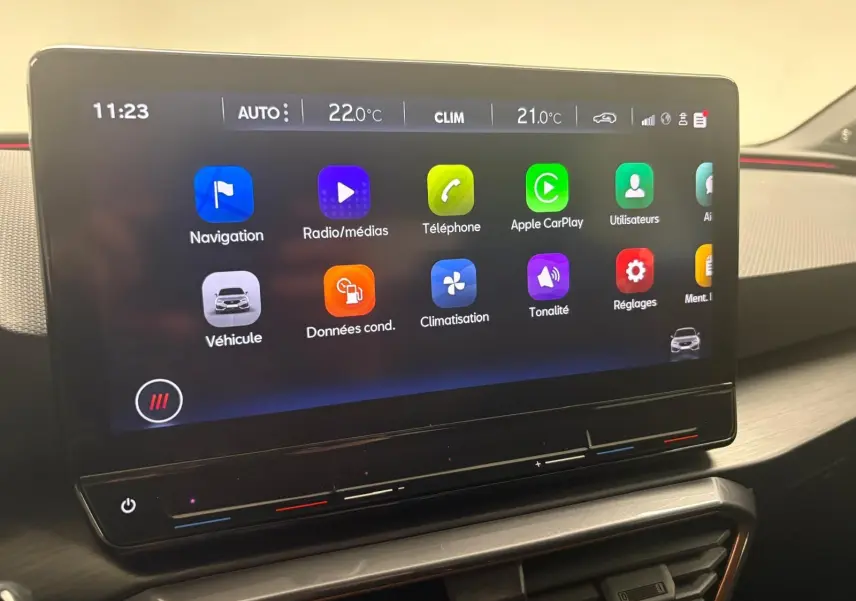 Écran tactile central affichant le menu multimédia du CUPRA Leon 2024, intérieur moderne et épuré.