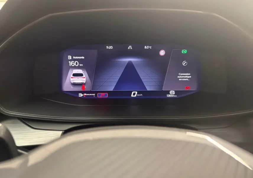 Affichage numérique du tableau de bord de la CUPRA Leon 2024, montrant l'autonomie et l'assistance à la conduite.