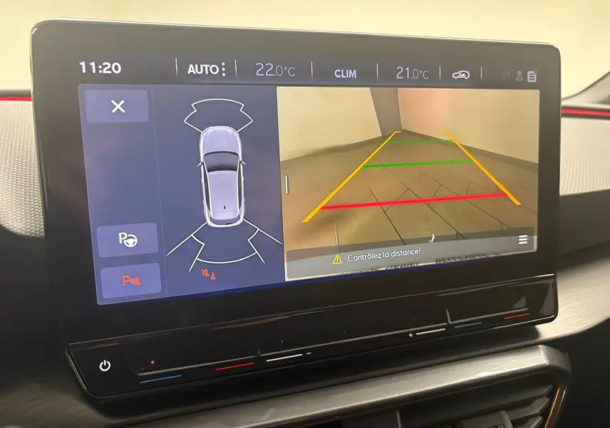 Écran tactile intérieur montrant la caméra de recul et l’aide au stationnement de la CUPRA Leon 2024.