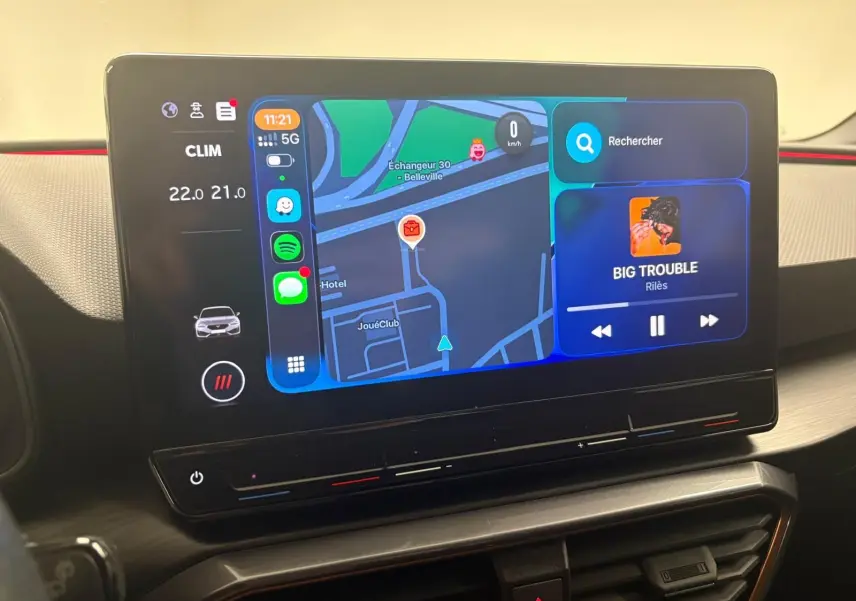 Écran tactile central du tableau de bord du CUPRA Leon 2024 affichant la navigation et la musique en cours.