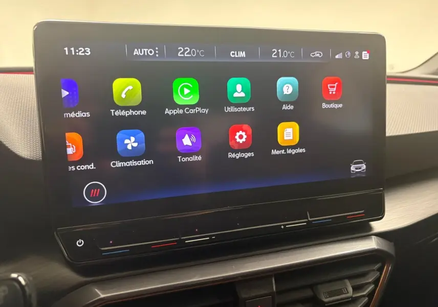 Vue intérieure centrée sur l'écran tactile du tableau de bord de la CUPRA Leon 2024, affichant les options multimédias.